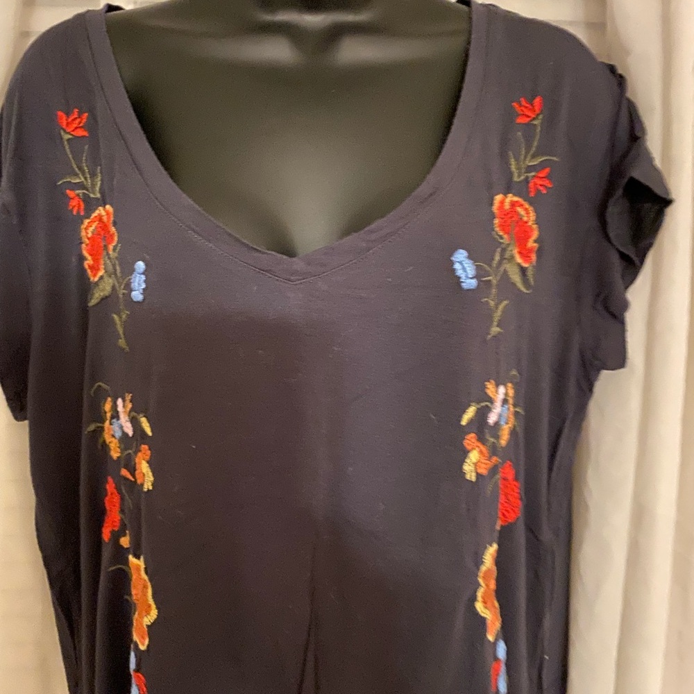Black T-shirt with lovely inquiry on it flowers
